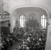 Aulan på Växjö Högre Allmänna Läroverk. Det pågår ett föredrag, trol. i samband med en konsert.