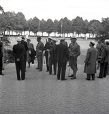 Växjöstudenternas dag. Flera f.d. studenter har samlats för återträff på skolgården till dåv. Växjö Högre Allmänna Läroverk.