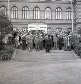 Växjöstudenternas dag. Flera f.d. studenter har samlats på trappan till dåv. Växjö Högre Allmänna Läroverk.