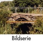 Serie om två fotografier som visar Kärrabro samt en milsten i Rävekärr, Mölndal, juli-augusti 1998.