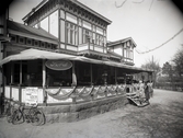 Davidssons har bilutställning på Järnvägsrestaurangens veranda i Museiparken. 1928.