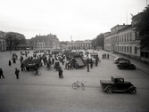 Förberedelse för bilutställning på Stortorget i Växjö, 1931 eller 1937.