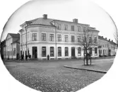 Hörnet Storgatan - Västergatan i Växjö, med vägen in mot Willans Park. Eskilstunabodens hus.