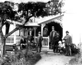 Makarna Forthmeiiers ateljé i kv. Fries, 1890-talet. En grupp herrar är samlade framför huset.