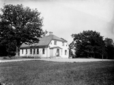 Tuvans mangårdsbyggnad på Teleborg, en sommardag ca. 1910.