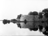 Kronobergs slottsruin vid Helgasjön. Centralt i bilden är slottets sydvästra kanonrondell.