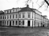 Hörnet Storgatan - Västergatan i Växjö, Storgatan 19. Butikerna Herman Bernstein samt Henning Carlssons speceriaffär. 1910-tal.