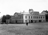 J.E. Bergs fastighet i hörnet Storgatan / Kronobergsgatan. Kv. Lejonet. Fotograferat från Stortorget. I bakgrunden skymtar domkyrkotornet.