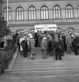 Växjöstudenternas dag. Flera f.d. studenter har samlats på trappan till dåv. Växjö Högre Allmänna Läroverk.