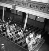 Växjöstudenternas dag. De f.d. studenterna har samlats i aulan på Växjö Högre Allmänna Läroverk.