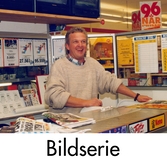 Serie om fyra fotografier som visar tips- och spelavdelningen på Pepparns livs, Peppareds torg 2, i Östra Balltorp, Mölndal, 13-14 november 1996. Bakom disken står Kjell Samuelsson.