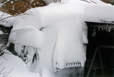 Utanför hus i bostadsområdet vid Höjdgatan i Mölndal efter snöstormen den 17 november 1995.