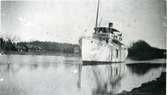 Säterbo sn, Arboga kn, Hjälmare kanal.
Ångfartyg på Hjälmare kanal vid Säby gård. 1932.