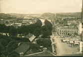 Vy över Uddevalla, hamnen, Kampenhof, Bäveån, torget.

Stämplad i högra hörnet: Maria Lundbäck Uddevalla. 1912.