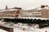 Vy från Mölndals Bro mot byggnader vid Broplatsen i Mölndals centrum efter snöstormen den 17 november 1995.