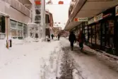 Affärsbyggnader vid Nygatan i Mölndals centrum efter snöstormen den 17 november 1995.