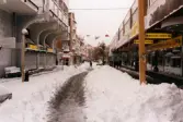 Affärsbyggnader vid Brogatan i Mölndals centrum efter snöstormen den 17 november 1995.