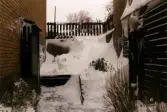 Snödriva mellan husen i bostadsområdet vid Höjdgatan i Mölndal efter snöstormen den 17 november 1995.