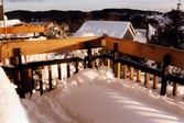 Snö på balkongen till ett av husen i bostadsområdet vid Höjdgatan i Mölndal efter snöstormen den 17 november 1995.