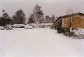 Parkeringsplats med garage i bostadsområdet vid Höjdgatan i Mölndal efter snöstormen den 17 november 1995.