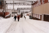 Människor promenerar i Kråkan mellan Soabs industribyggnader i Mölndals Kvarnby efter snöstormen den 17 november 1995. I bakgrunden syns bebyggelse vid Gamla torget.