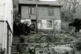 Bostadsbebyggelse vid Trädgårdsgatan i Trädgården, Mölndal, år 1988. Byggnadsdokumentation inför rivning.
