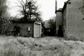 Garage på baksidan av huset Trädgårdsgatan 4 i Trädgården, Mölndal, år 1988. Byggnadsdokumentation inför rivning.