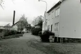 Bostadsbebyggelse vid Trädgårdsgatan i Trädgården, Mölndal, år 1988. Byggnadsdokumentation inför rivning.
