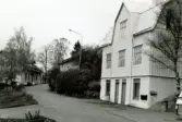 Bostadsbebyggelse vid Trädgårdsgatan i Trädgården, Mölndal, år 1988. Byggnadsdokumentation inför rivning.