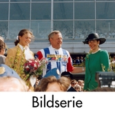 Serie om 9 fotografier som visar travloppet Drottning Silvias Pokal på Åbytravet i Åby, Mölndal, i maj 1993. Drottning Silvia och kronprinsessan Victoria är på plats vid travbanan.