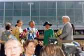 Travloppet Drottning Silvias Pokal på Åbytravet i Åby, Mölndal, i maj 1993. Drottning Silvia och kronprinsessan Victoria på podiet med segraren, travkusken Kjell P. Dahlström.