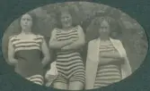 Tre kvinnor i baddräkt