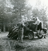 Eleverna måste skjuta igång bilen inför åkturen med Forden, 1947