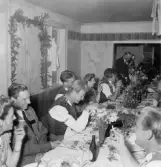 På äldrekursens Malingsbosommar var det god stämning vid festbordet, 1947