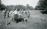 Skogiseleverna på äldrekursens Malingsbosommar bär ut domaren till fotbollsmatchen, 1947