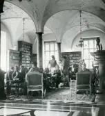 De gamla slottsspökena i det anrika slottet Oreby häpnade nog när skogiseleverna ogenerat slog sig ned i gemaken, 1947