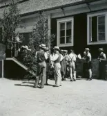 Skogislever väntar på yngrekursens ankomst till Malingsbospelen, 1948