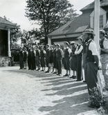 Nyinryckta och rakade Skogisar har anlänt till Malingsbospelen, 1948