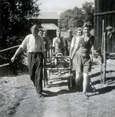 Trött domare bärs till fotbollsplanen av skogiselever på Malingsbospelen, 1948