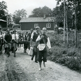 Trött domare bärs av skogsielever till fotbollsplanen , 1948