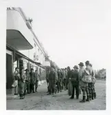 Samling utanför affär i Lycksele, 1947