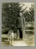 Ebba Gripenstedt på promenad med hund, 1940-tal