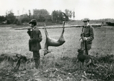 Jägare med villebråd vid Bystad, ca 1910