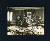 Blomsterhyllning på Bystad herrgård, 1918