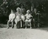 I skuggan under träden på Nynäs slott sitter familjen Gripenstedt, 1933-07-06