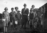 Carl Gripenstedt och barn på kräftfiske, ca 1935