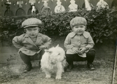 Syskonen Johan och Mary Gripenstedt samt terrier, ca 1928