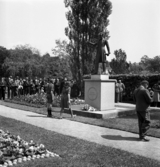 Nykterhetsfolkets dag. Kransnedläggning av några scouter, vid Peter Wieselgrens staty i Linnéparken.