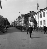 Nykterhetsfolkets dag. Scoutmarsch med fana längs Kronobergsgatan, söderut. 
I täten går en polis.