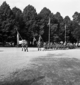 Nykterhetsfolkets dag. Scouter på marsch med fana i täten, på väg in på jubileumsutställningens område.